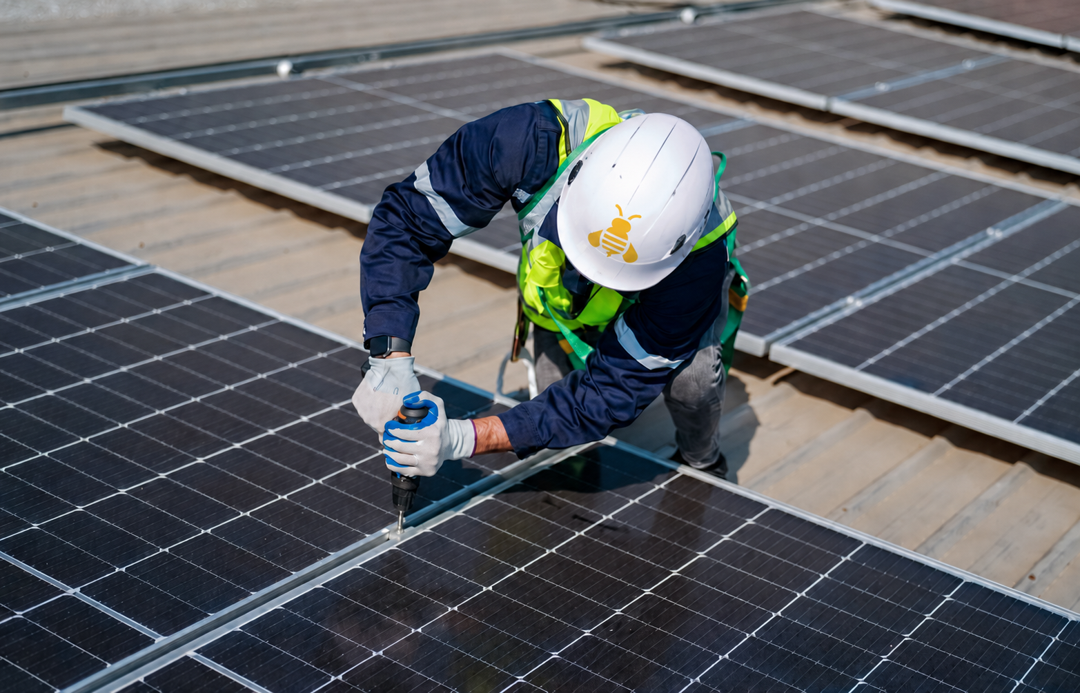 Técnico de Bee Energy inspeccionando paneles solares en el techo