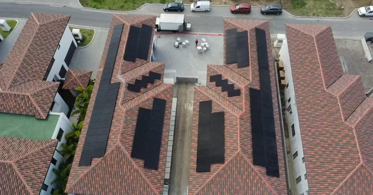 Vista aérea de casas residenciales con paneles solares en techo, proyecto Valle del Sol